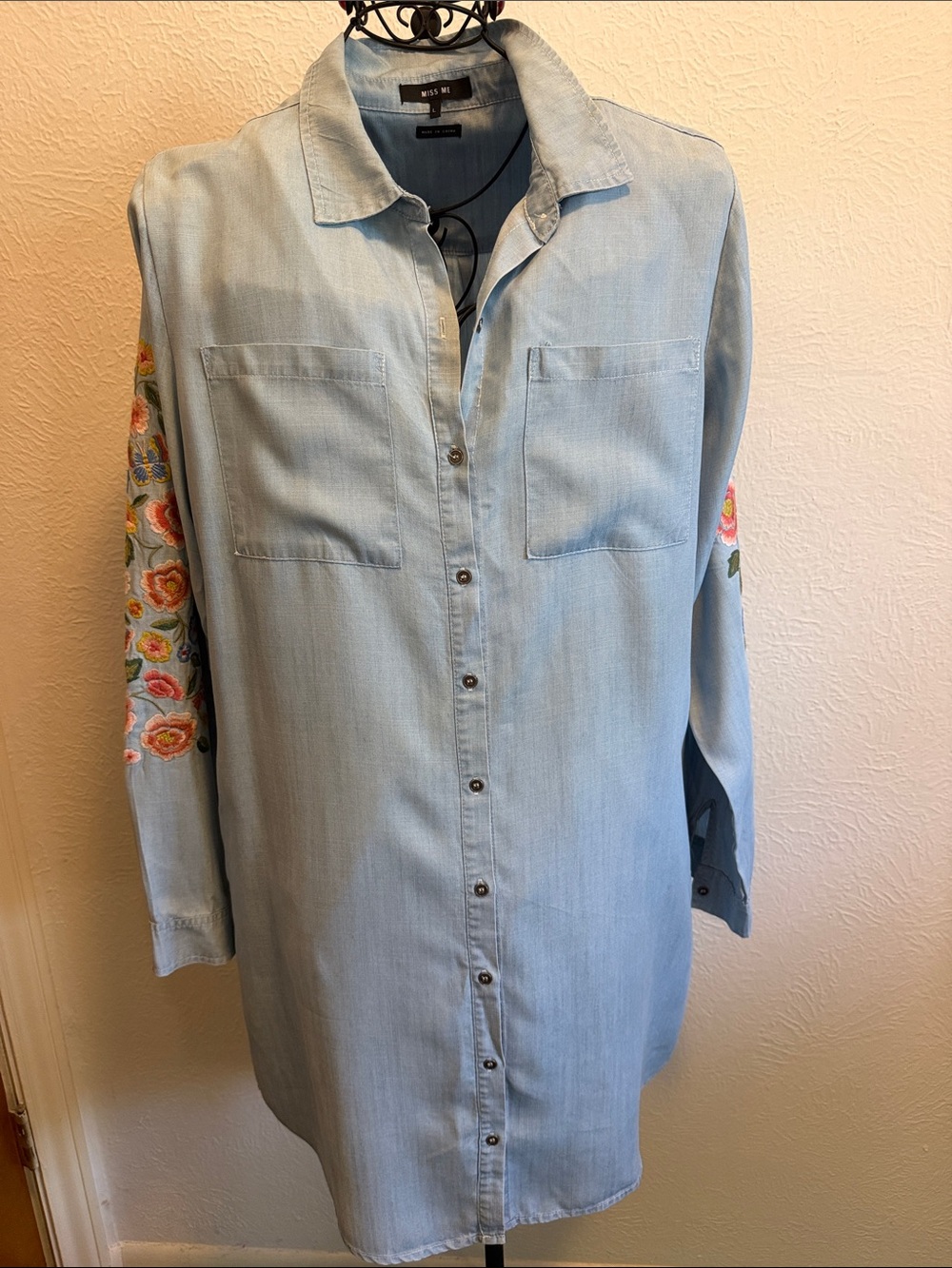 🎉🎉🎉BOGOHO🎉🎉🎉Miss Me Light Blue Denim Shirt Dress w/ Embroidered Sleeves-L